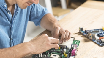 Motherboard wird zusammengebaut